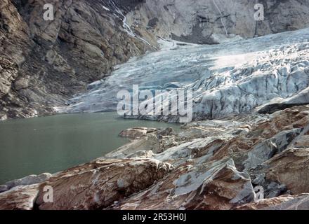 Nigardsbreen, Norvège. Vers. 1960 – Vue sur Nigardsbreen, un bras de glacier du grand glacier Jostedalsbreen situé dans la vallée de Jostedalen dans la municipalité de Lustre, comté de Vestland. Banque D'Images