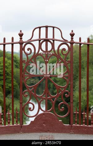 Le pont de fer, érigé en 1779, Ironbridge, Telford, Shropshire, Angleterre, ROYAUME-UNI Banque D'Images