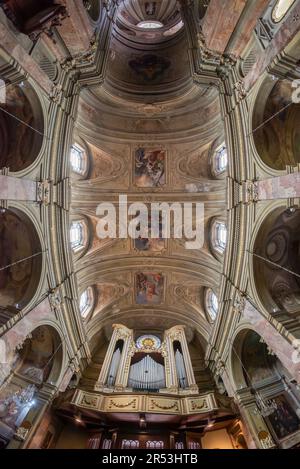 BRA, Cuneo, Piémont, Italie - 31 mai 2023: Intérieur de l'église paroissiale de San Antonino Martyre vue de la voûte et de la pipe fresque orgue Banque D'Images