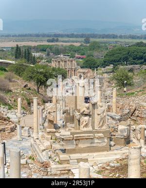 Une photo du monument Memmius en premier plan et de la Bibliothèque de Celsus en arrière-plan à la ville antique d'Éphèse. Banque D'Images