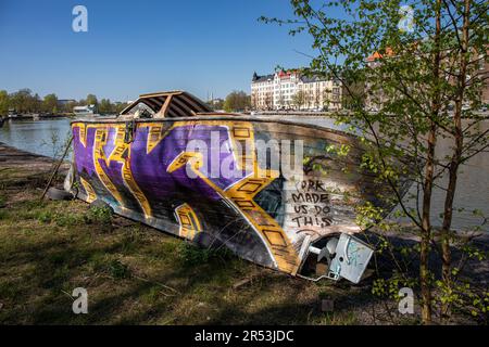 Bateau en bois abandonné, abandonné et couvert de graffitis pourrissant à Kaisaniemenranta dans le quartier de Kaisaniemi à Helsinki, en Finlande Banque D'Images