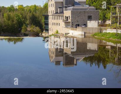 Bâtiment du patrimoine reflété dans l'eau fixe Banque D'Images