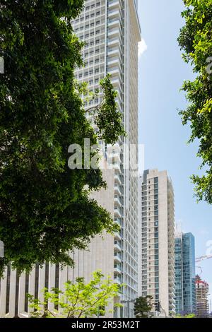 Vue sur les gratte-ciels modernes dans le centre-ville de tel Aviv, Israël, au carrefour entre Sderot Rothschild et Yavne Street avec des scènes de rue Banque D'Images