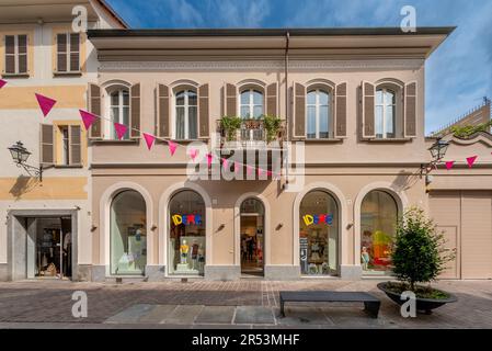 BRA, Cuneo, Piémont, Italie - 31 mai 2023: Magasin de vêtements pour enfants de marque IDEXE dans un vieux bâtiment rénové. IDEXE est une société italienne de vêtements avec stor Banque D'Images