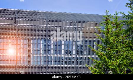 Façade métallique du bâtiment. Détails de la façade en aluminium et des panneaux en aluminium sur le bâtiment. Revêtement des panneaux de châssis en acier. Banque D'Images