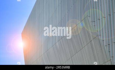 Façade métallique du bâtiment. Détails de la façade en aluminium et des panneaux en aluminium sur le bâtiment. Revêtement des panneaux de châssis en acier. Banque D'Images