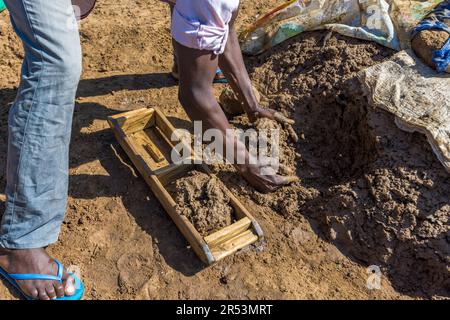 Dans de nombreux villages du Malawi, les briques pour les maisons sont formées d'argile et cuites au feu de bois. Monkey Bay, Malawi Banque D'Images