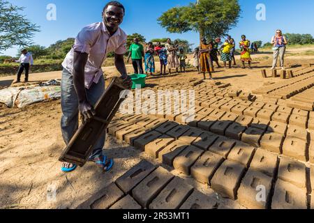 Dans de nombreux villages du Malawi, les briques pour les maisons sont formées d'argile et cuites au feu de bois. Monkey Bay, Malawi Banque D'Images