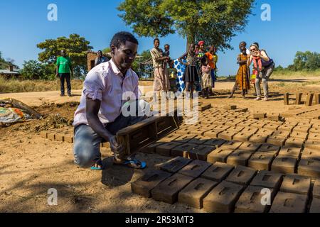 Dans de nombreux villages du Malawi, les briques pour les maisons sont formées d'argile et cuites au feu de bois. Monkey Bay, Malawi Banque D'Images