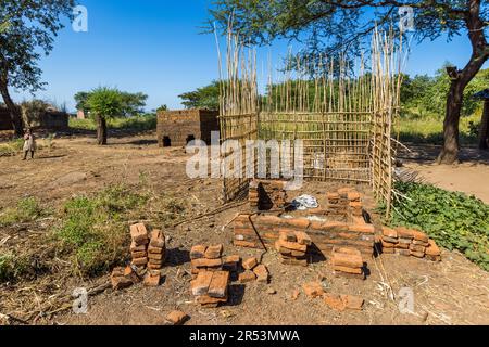 Dans de nombreux villages du Malawi, les briques pour les maisons sont formées d'argile et cuites au feu de bois. Monkey Bay, Malawi Banque D'Images