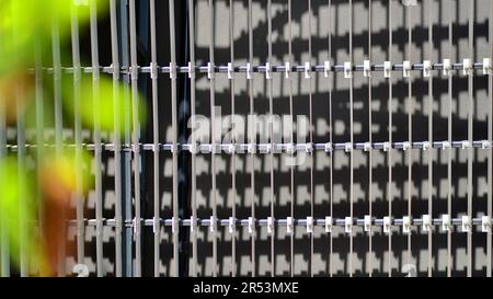 Façade métallique du bâtiment. Détails de la façade en aluminium et des panneaux en aluminium sur le bâtiment. Revêtement des panneaux de châssis en acier. Banque D'Images