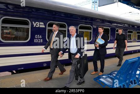 Kiev, Ukraine. 26 mai 2022. Le sénateur des États-Unis Lindsey Graham, 2nd à gauche, marche aux côtés du chef adjoint de la mission Chris Smith, à gauche, alors qu'il arrive en train pour une mission d'enquête, 26 mai 2023 à Kiev, en Ukraine. Crédit : photo de piscine/Département d'État des États-Unis/Alamy Live News Banque D'Images