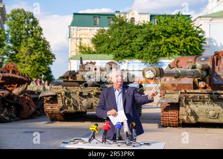 Kiev, Ukraine. 26 mai 2022. Le sénateur américain Lindsey Graham écoute une question lors d'une conférence de presse devant l'exposition de véhicules blindés russes détruits à St. Place Michael, 26 mai 2023 à Kiev, Ukraine. Graham a rencontré plus tôt le président ukrainien Volodymyr Zelenskyy et d'autres responsables au cours de son voyage à Kiev. Crédit : photo de piscine/Département d'État des États-Unis/Alamy Live News Banque D'Images