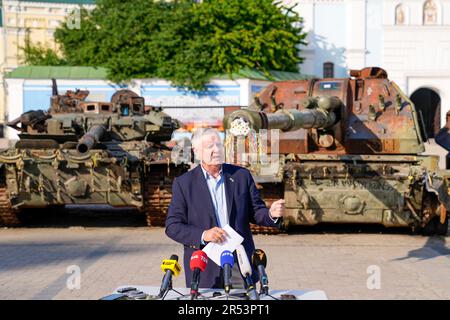 Kiev, Ukraine. 26 mai 2022. Le sénateur américain Lindsey Graham écoute une question lors d'une conférence de presse devant l'exposition de véhicules blindés russes détruits à St. Place Michael, 26 mai 2023 à Kiev, Ukraine. Graham a rencontré plus tôt le président ukrainien Volodymyr Zelenskyy et d'autres responsables au cours de son voyage à Kiev. Crédit : photo de piscine/Département d'État des États-Unis/Alamy Live News Banque D'Images