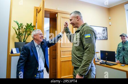 Kiev, Ukraine. 26 mai 2022. Le sénateur américain Lindsey Graham, à gauche, sourit alors qu'il salue l'ancien boxeur champion du monde de poids lourds et le maire de Kiev, Vitaliy Klitschko, à droite, avant le début d'une réunion bilatérale, 26 mai 2023 à Kiev, en Ukraine. Klitschko, connu professionnellement sous le nom de Dr. Ironfist a pris sa retraite comme champion de poids lourd WBC et est de six pieds, sept pouces de hauteur (2,01 m). Crédit : photo de piscine/Département d'État des États-Unis/Alamy Live News Banque D'Images