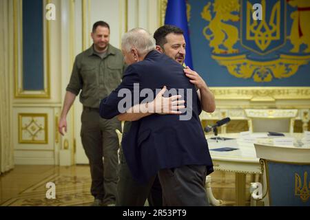 Kiev, Ukraine. 26 mai 2023. Le sénateur américain Lindsey Graham, à droite, a élu président ukrainien Volodymyr Zelenskyy avant le début d'une réunion bilatérale au Palais Mariinsky, à 26 mai 2023, à Kiev, en Ukraine. Crédit: Pool photo/Bureau de presse présidentiel ukrainien/Alamy Live News Banque D'Images