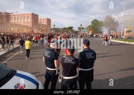 Rome, Italie. 31st mai 2023. Les policiers vérifient EN TANT que fans roms près du Stadio Olimpico à Rome (photo de Matteo Nardone/Pacific Press) Credit: Pacific Press Media production Corp./Alay Live News Banque D'Images