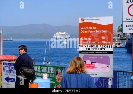 Oban Ferry terminal, avec Spirit of Adventure paquebot amarré, Oban, Écosse Banque D'Images