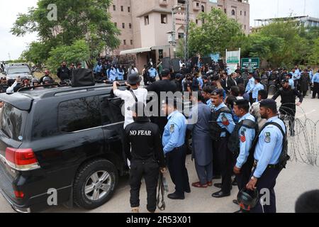 Islamabad, Pakistan. 31st mai 2023. Un véhicule transportant l'ancien Premier ministre pakistanais, Imran Khan, quitte la haute cour d'Islamabad après que Khan ait été mis sous caution dans plusieurs cas. (Photo de Raja Imran Bahadar/Pacific Press) crédit: Pacific Press Media production Corp./Alay Live News Banque D'Images