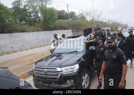 Islamabad, Pakistan. 31st mai 2023. Un véhicule transportant l'ancien Premier ministre pakistanais, Imran Khan, quitte la haute cour d'Islamabad après que Khan ait été mis sous caution dans plusieurs cas. (Photo de Raja Imran Bahadar/Pacific Press) crédit: Pacific Press Media production Corp./Alay Live News Banque D'Images