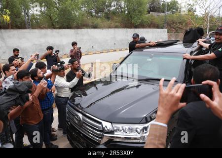 Islamabad, Pakistan. 31st mai 2023. Un véhicule transportant l'ancien Premier ministre pakistanais, Imran Khan, quitte la haute cour d'Islamabad après que Khan ait été mis sous caution dans plusieurs cas. (Photo de Raja Imran Bahadar/Pacific Press) crédit: Pacific Press Media production Corp./Alay Live News Banque D'Images