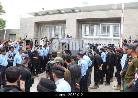 Islamabad, Pakistan. 31st mai 2023. Un véhicule transportant l'ancien Premier ministre pakistanais, Imran Khan, quitte la haute cour d'Islamabad après que Khan ait été mis sous caution dans plusieurs cas. (Photo de Raja Imran Bahadar/Pacific Press) crédit: Pacific Press Media production Corp./Alay Live News Banque D'Images