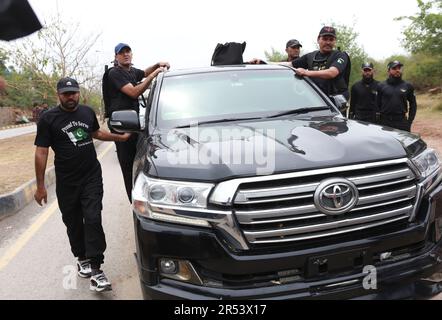 Islamabad, Pakistan. 31st mai 2023. Un véhicule transportant l'ancien Premier ministre pakistanais, Imran Khan, quitte la haute cour d'Islamabad après que Khan ait été mis sous caution dans plusieurs cas. (Photo de Raja Imran Bahadar/Pacific Press) crédit: Pacific Press Media production Corp./Alay Live News Banque D'Images