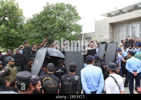 Islamabad, Pakistan. 31st mai 2023. Un véhicule transportant l'ancien Premier ministre pakistanais, Imran Khan, quitte la haute cour d'Islamabad après que Khan ait été mis sous caution dans plusieurs cas. (Credit image: © Raja Imran Bahader/Pacific Press via ZUMA Press Wire) USAGE ÉDITORIAL SEULEMENT! Non destiné À un usage commercial ! Banque D'Images