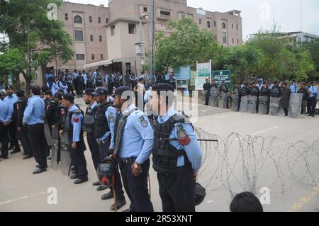 Islamabad, Pakistan. 31st mai 2023. Un véhicule transportant l'ancien Premier ministre pakistanais, Imran Khan, quitte la haute cour d'Islamabad après que Khan ait été mis sous caution dans plusieurs cas. (Credit image: © Raja Imran Bahader/Pacific Press via ZUMA Press Wire) USAGE ÉDITORIAL SEULEMENT! Non destiné À un usage commercial ! Banque D'Images