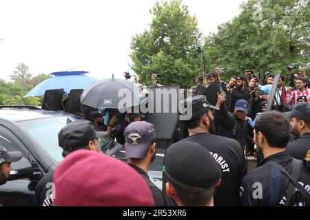 Islamabad, Pakistan. 31st mai 2023. Un véhicule transportant l'ancien Premier ministre pakistanais, Imran Khan, quitte la haute cour d'Islamabad après que Khan ait été mis sous caution dans plusieurs cas. (Credit image: © Raja Imran Bahader/Pacific Press via ZUMA Press Wire) USAGE ÉDITORIAL SEULEMENT! Non destiné À un usage commercial ! Banque D'Images