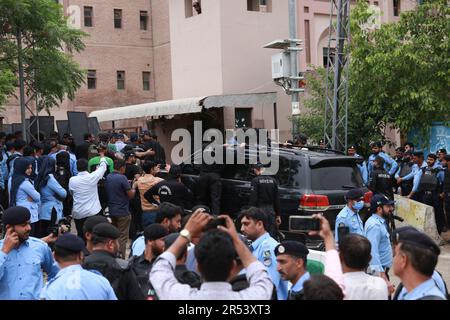 Islamabad, Pakistan. 31st mai 2023. Un véhicule transportant l'ancien Premier ministre pakistanais, Imran Khan, quitte la haute cour d'Islamabad après que Khan ait été mis sous caution dans plusieurs cas. (Credit image: © Raja Imran Bahader/Pacific Press via ZUMA Press Wire) USAGE ÉDITORIAL SEULEMENT! Non destiné À un usage commercial ! Banque D'Images