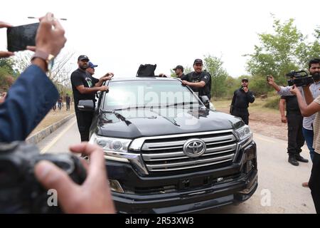 Islamabad, Pakistan. 31st mai 2023. Un véhicule transportant l'ancien Premier ministre pakistanais, Imran Khan, quitte la haute cour d'Islamabad après que Khan ait été mis sous caution dans plusieurs cas. (Credit image: © Raja Imran Bahader/Pacific Press via ZUMA Press Wire) USAGE ÉDITORIAL SEULEMENT! Non destiné À un usage commercial ! Banque D'Images