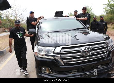 Islamabad, Pakistan. 31st mai 2023. Un véhicule transportant l'ancien Premier ministre pakistanais, Imran Khan, quitte la haute cour d'Islamabad après que Khan ait été mis sous caution dans plusieurs cas. (Credit image: © Raja Imran Bahader/Pacific Press via ZUMA Press Wire) USAGE ÉDITORIAL SEULEMENT! Non destiné À un usage commercial ! Banque D'Images