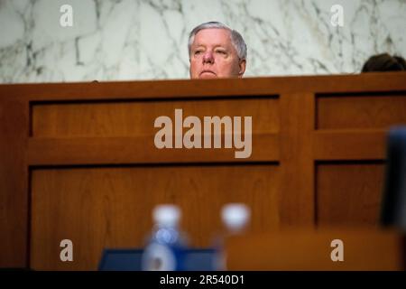 Washington, Vereinigte Staaten. 31st mai 2023. Le sénateur américain Lindsey Graham (républicain de Caroline du Sud), membre de rang de la Commission du Sénat américain sur la magistrature, écoute le groupe lors d'une audience de la Commission du Sénat sur la magistrature pour examiner les travailleurs immigrés, dans le bâtiment Hart du Bureau du Sénat, à Washington, DC, mercredi, 31 mai, 2023. Credit: Rod Lamkey/CNP/dpa/Alay Live News Banque D'Images