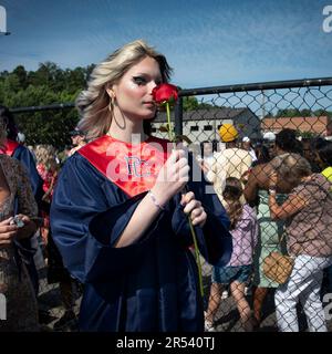 Dallas, Géorgie, États-Unis. 27th mai 2023. Kai-Lynn savors une rose présentée à toutes les femmes diplômées, comme sa grand-mère Cathy Snyder montres. Kai-Lynn Diamond, 18 ans, célèbre sa remise des diplômes de l'école secondaire du comté de Paulding, laissant son passé comme un garçon qui est devenu une fille, et regardant vers une vie plus simple dans son propre sexe. (Credit image: © Robin Rayne/ZUMA Press Wire) USAGE ÉDITORIAL SEULEMENT! Non destiné À un usage commercial ! Banque D'Images