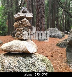 Une pile élevée de roches zen s'élève dans une forêt du parc Yosemite Nati0onal Banque D'Images