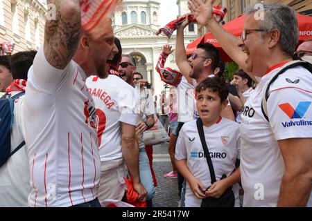Budapest 31st mai 2023 - Séville fans dans l'esprit dans l'après-midi avant la finale de la coupe de la Ligue Europa. Banque D'Images