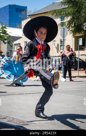 Un jeune garçon en costume folklorique mexicain traditionnel fait ses pieds pendant le Floricanto Family Festival, un événement célébrant le cul latino-américain Banque D'Images