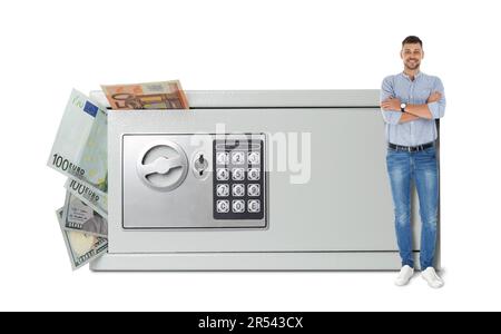 Multiplier la richesse, augmenter l'épargne. Homme confiant pendu sur le grand coffre-fort en acier plein d'argent sur fond blanc Banque D'Images