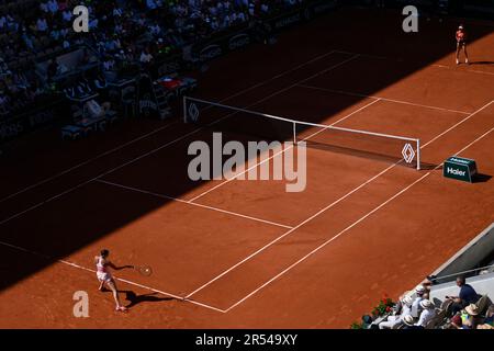 Paris, France. 31st mai 2023. Aryna Sabalenka (L) de Biélorussie remet le ballon à son compatriote Iryna Shymanovich lors de leur deuxième manche féminin lors du tournoi de tennis ouvert à Roland Garros à Paris, en France, sur 31 mai 2023. Crédit: Julien Mattia/Xinhua/Alay Live News Banque D'Images