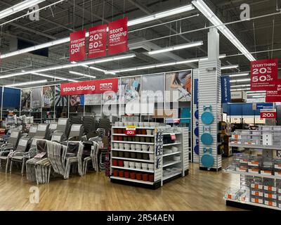 Une signalisation à l'intérieur d'un magasin Bed Bath & Beyond annonçant que l'ensemble du magasin est en vente. Le détaillant ferme tous les magasins après leur dépôt de faillite. Banque D'Images