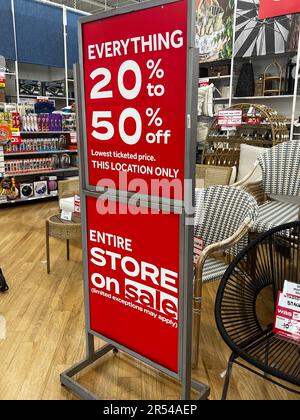 Une signalisation à l'intérieur d'un magasin Bed Bath & Beyond annonçant que l'ensemble du magasin est en vente. Le détaillant ferme tous les magasins après leur dépôt de faillite. Banque D'Images