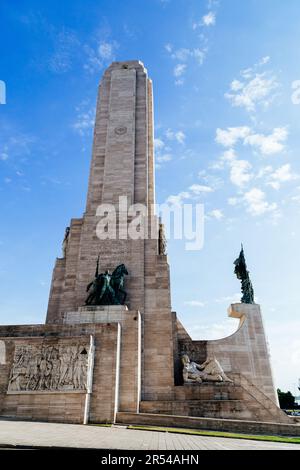 ROSARIO, ARGENTINE - 12 MARS 2021 : Monument du drapeau national situé à Rosario, Argentine. Monumento a la Bandera. Tour principale du Mémorial. Banque D'Images