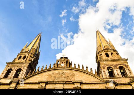 Vue à angle bas de la Catedral Metropolitana, Guadalajara, Mexique, contre le ciel Banque D'Images