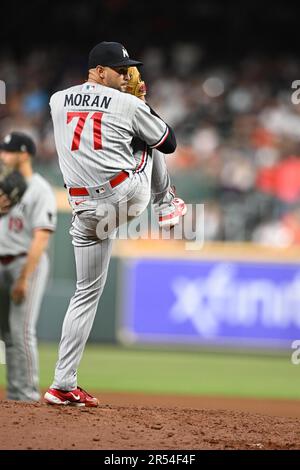 Le pichet de secours des Twins du Minnesota Jovani Moran (71) donne un relief au bas du septième repas pendant le match de la MLB entre les Twins du Minnesota Banque D'Images