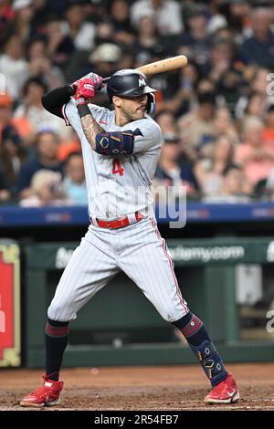 Minnesota Twins shortstop Carlos Correa (4) battant en haut du quatrième repas pendant le match MLB entre les Minnesota Twins et les Houston AS Banque D'Images