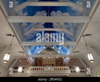 Orgue sur la mezzanine de l'église et peinture murale du ciel et des nuages au plafond de St. Église catholique Matthew à Monroe, Louisiane. Banque D'Images