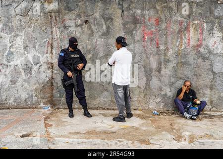 Un policier interroge un homme à San Salvador. L'administration Bukele a mis fin à sa quatrième année de mandat avant une demande de réélection contestée. Le pays est actuellement soumis à un état d'urgence pour combattre les gangs en place depuis 14 mois, ce qui fait que plus de 68 000 membres présumés des gangs sont arrêtés. L'année dernière, le pays a atteint certains de ses taux d'inflation les plus élevés jamais atteints et était sur le point de faire défaut, car le pays a peu de liquidités, poursuivant sa campagne en faveur du Bitcoin, un accord avec le FMI n'a pas été conclu. Banque D'Images