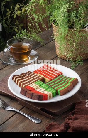 Plat malaisien Kek Lapis Sarawak ou Sarawak gâteau superposé avec de belles couleurs variées. Un gâteau similaire en Indonésie est également connu sous le nom de Kek Lapis legit o Banque D'Images