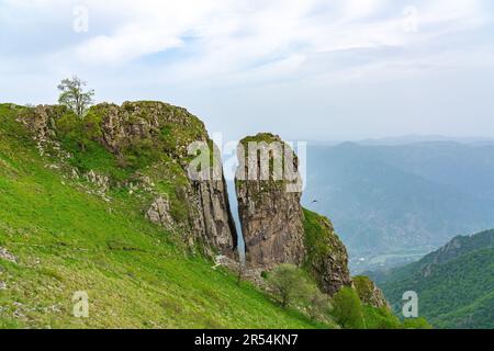 Vue sur la montagne sainte Khacha Gaya dans l'ouest de l'Azerbaïdjan Banque D'Images